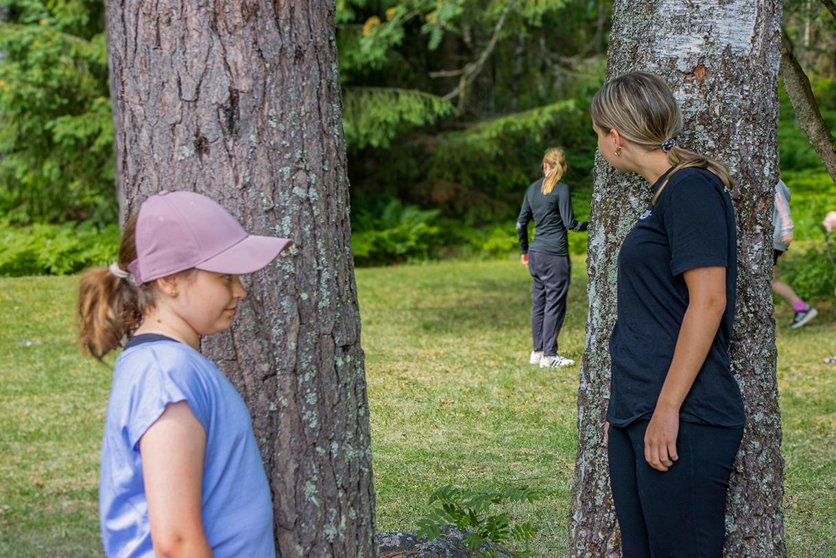 Kesätyöntekijät ja lapset leikkivät piilosta Virvikissä